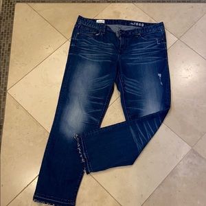 Real Straight slightly distressed ankle Sz32